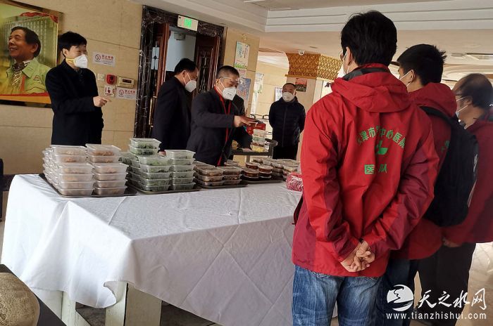 nEO_IMG_5、中铁十八局集团科技环保公司柳林宾馆工作人员分发餐盒（ 王成林 摄）