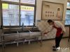 为保障疫情防控期间单位食堂卫生安全，警务保障室民警每日对工作人员进行测温消毒，并对食堂所有餐具、大厅和后厨进行一日三消毒。另外，疫情防控期间，警务保障室制定食堂应急规章制度，民警进出食堂必须佩戴口罩，打饭后离开食堂到办公室分散用餐，最大限度的保障每一位民警的用餐安全，努力打造健康警队，为战友们健康生活、快乐工作创造有利条件。