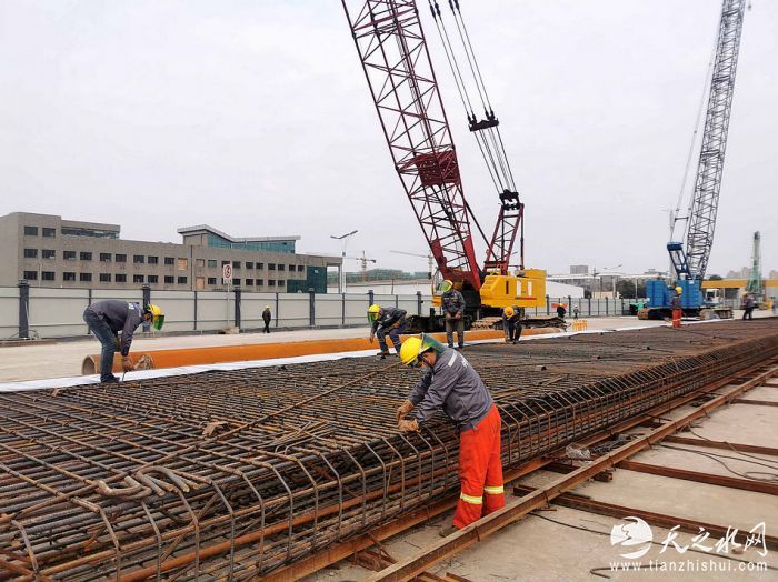 nEO_IMG_4、中铁十八局集团杭州下沙路提升改造项目部建设者在加工钢筋笼（齐志伟 摄）