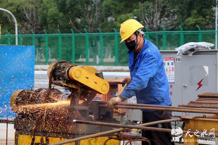 nEO_IMG_7、中铁十八局集团杭州下沙路提升改造项目部建设者在加工钢筋（段立蓉 摄）