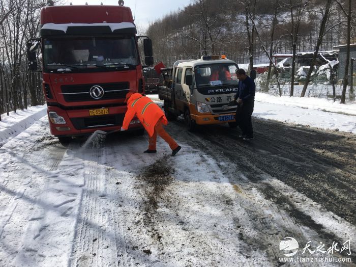 nEO_IMG_帮助受困车辆通行