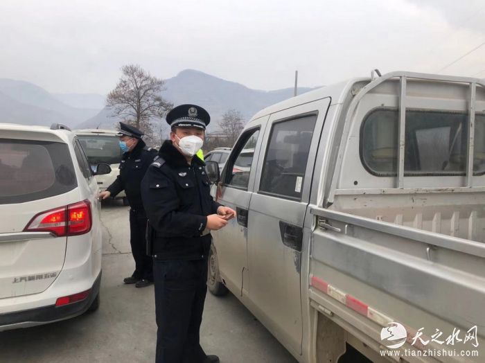 nEO_IMG_罗文龙（警号XJ0077）在元龙毒品检查站查缉车辆