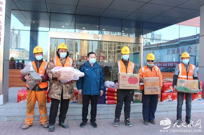 nEO_IMG_5、中铁十八局天津地铁8号线项目书记范成员给天津地铁8号线4标建设者发放花生、大米、香蕉、桔子等慰问品（杨英英 摄）