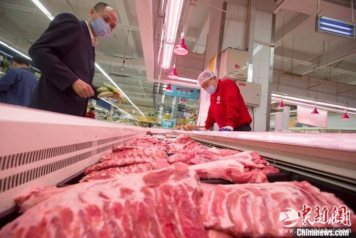 资料图：山西省太原市一超市，消费者正在选购猪肉。 <a target='_blank' href='http://www.chinanews.com/'>中新社</a>记者 张云 摄
