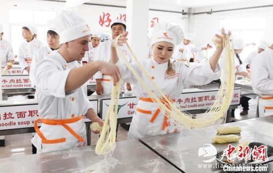 2018年4月，外国学员在甘肃兰州一家职业培训学校学习制作技艺。(资料图) 杨艳敏 摄