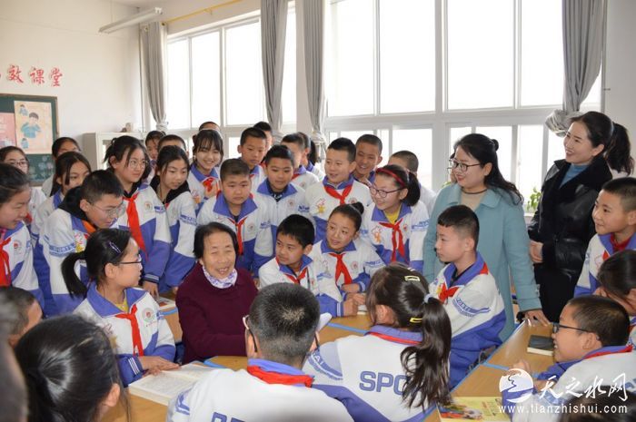 正宁县充分利用红色资源优势，从幼儿园到高中进行全覆盖红色教育，确保红色基因传承。图为正宁县山河小学邀请全国“三·八红旗手”、甘肃省级“劳动模范”高玉梅和退休党员王兰英老师为学生讲述红色故事。正宁县委宣传部供图