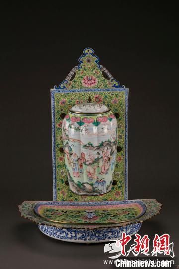 铜胎画珐琅开光人物图挂罐连水盆 广东省博物馆 供图