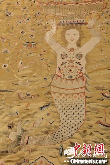 清代米黄色绸缎广绣美人鱼、花鸟纹床围 广东省博物馆 供图