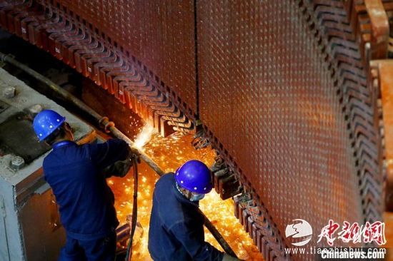 资料图为2020年11月27日,刘家峡水电厂检修人员分解定子,以便于分瓣吊出。中新社发 侯齐 摄 资料图为2020年11月27日,刘家峡水电厂检修人员分解定子,以便于分瓣吊出。中新社发 侯齐 摄