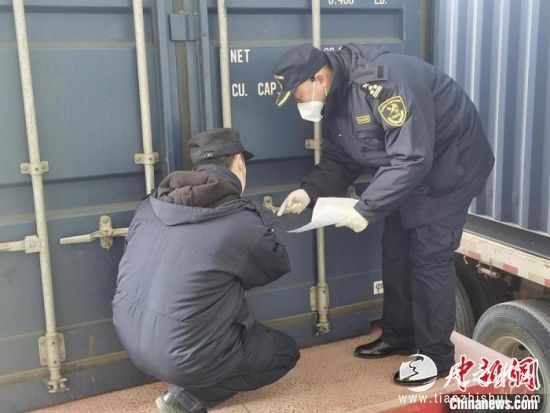 3月下旬，兰州海关所属金城海关关员监管中欧班列进口货物。　兰州海关供图