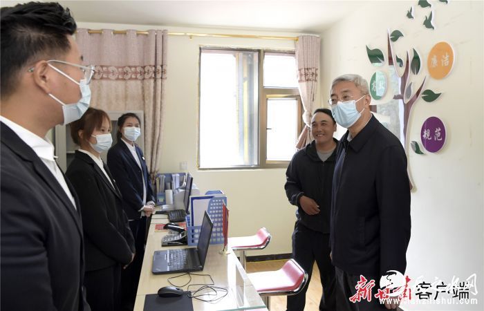 尹弘在甘南州迭部县调研3