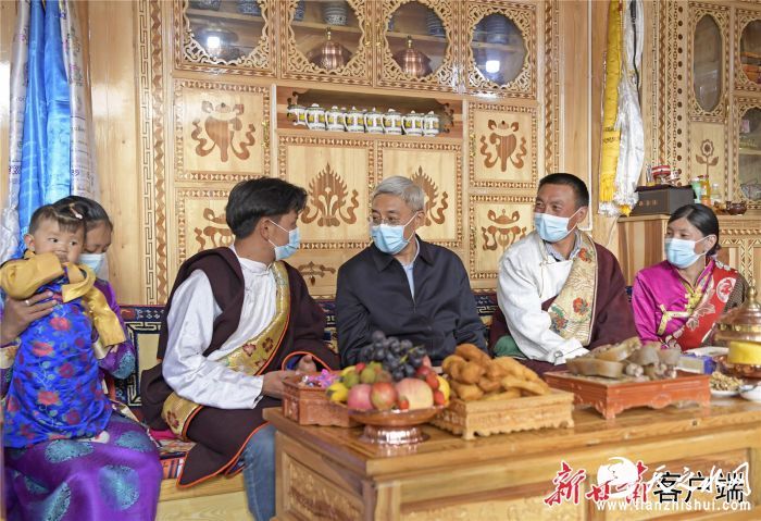 尹弘在甘南州迭部县调研1