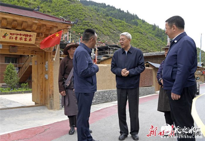 尹弘在甘南州迭部县调研2