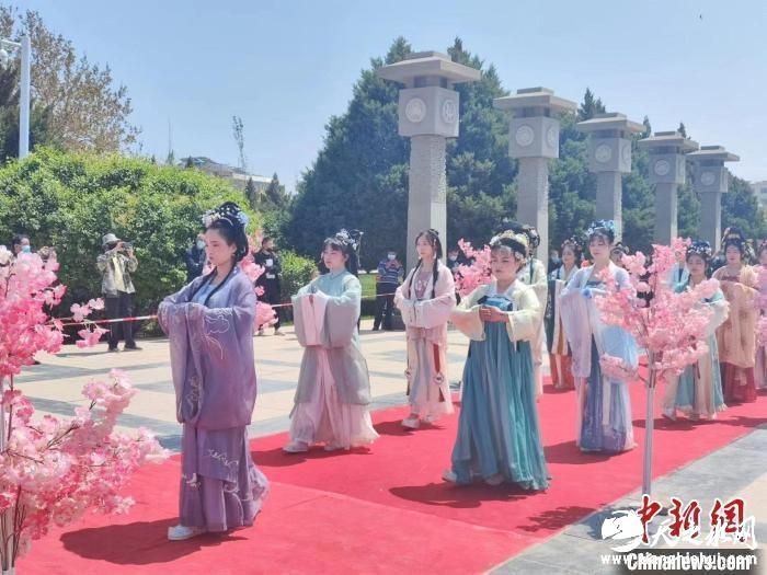 今年“五一”期间，甘肃武威市各景区推出“云游”系列，带网友观看雷台汉文化博物馆的汉服展演。(资料图) 甘肃省文化和旅游厅供图