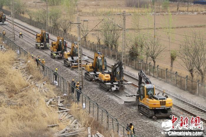 此次包兰铁路第一阶段集中修施工历时56天。图为检修现场。 王强 摄 此次包兰铁路第一阶段集中修施工历时56天。图为检修现场。 王强 摄