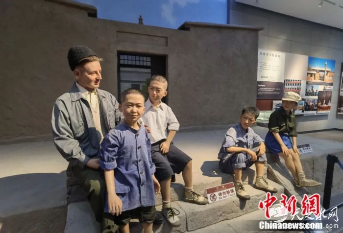 甘肃省山丹艾黎纪念馆内陈设的“艾黎与孩子们”蜡像。中新社发 杨艳敏 摄