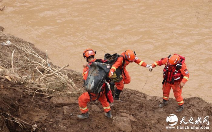 消防救援人员向受灾地区挺进。甘肃省森林消防总队供图