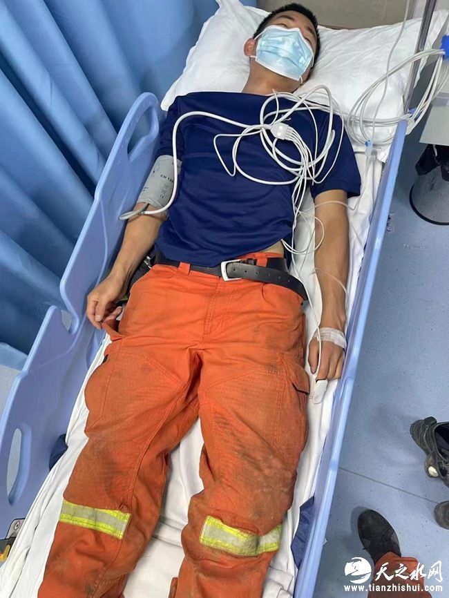 火场晕厥的凌杰被紧急送往医院。丁光荣摄