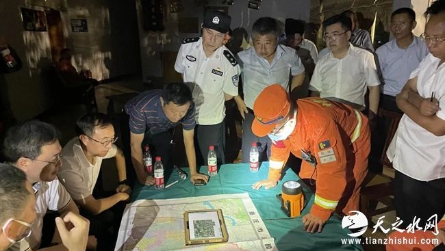 救援指挥现场。