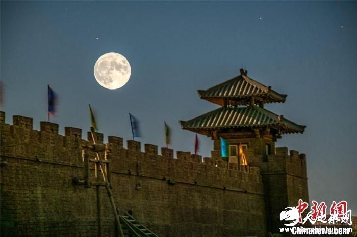 9月10日晚，一轮圆月升起在敦煌阳关景区关城之上。(双重曝光) 王斌银 摄