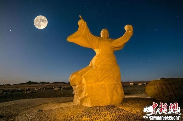 9月10日晚，圆月下的敦煌阳关景区王维雕像。(双重曝光) 王斌银 摄