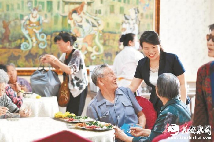 在兰州市城关区鸿瑞园虚拟养老院，餐厅工作人员热情地为老人们服务。 新甘肃·甘肃日报记者 盛学卿