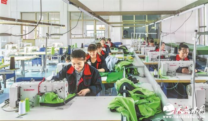 天祝藏族自治县丝路雨服装设计制造有限公司的员工加工制作校服。新甘肃·甘肃日报通讯员 赵世鹏