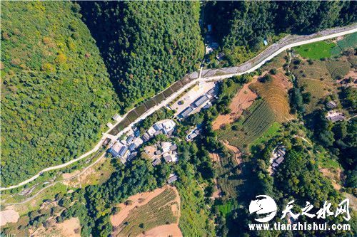 青山环抱的双旗沟村。陈争强 摄