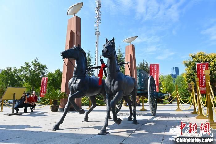 9月14日，“让文物活起来”——张家川马家塬遗址战国戎人车舆复原展出仪式在兰州市举行。　李亚龙 摄