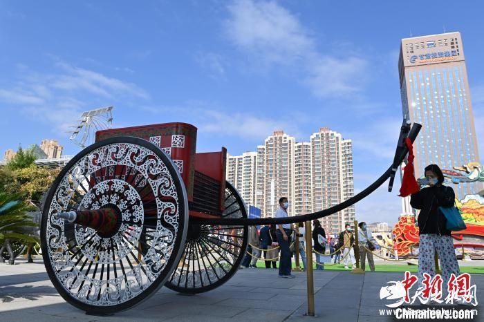 甘肃天水市的张家川马家塬战国戎人贵族墓葬，是21世纪重要的考古发现之一。图为战国戎人车舆复制品。　李亚龙 摄