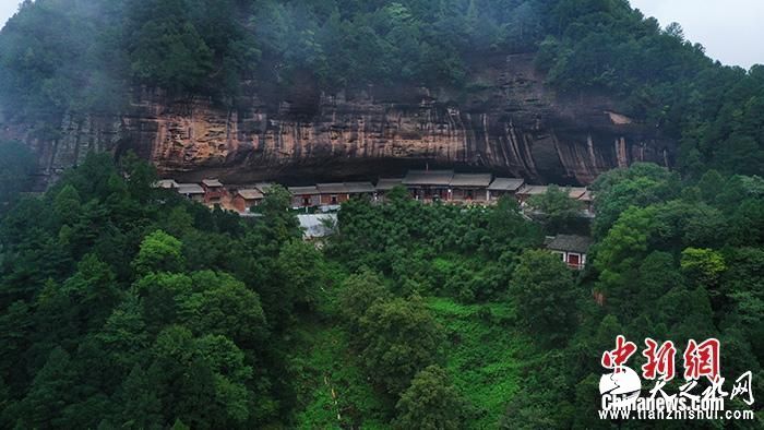 图为麦积山景区内的仙人崖。 中新社记者 九美旦增 摄