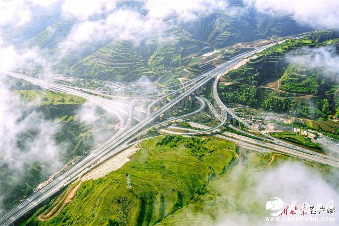 银百高速与青兰高速在庆城县境内互联互通。新甘肃·甘肃日报通讯员 王世军.jpg