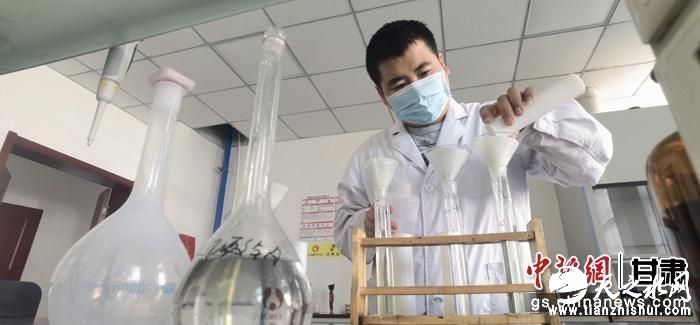 图为甘肃科技集团化工研究院有限责任公司工作人员正在做实验。魏建军 摄