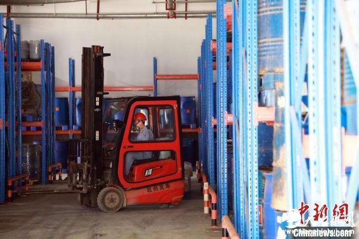 图为甘肃省危险废物处置中心危险废物储存库。　魏建军 摄