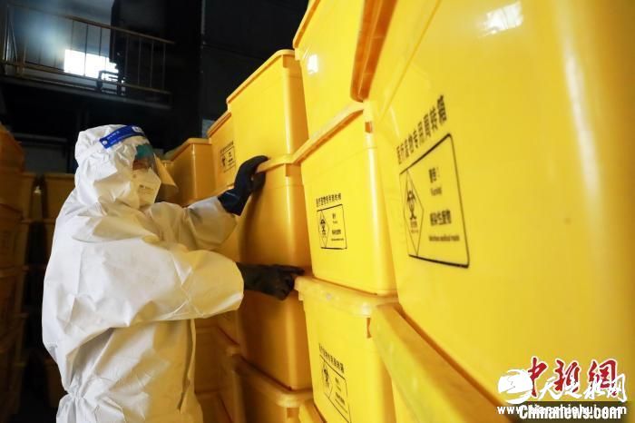 图为工作人员搬运医疗废物专用周转箱。　魏建军 摄