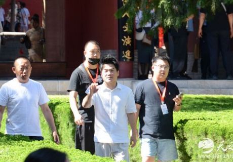 【特別報(bào)道】董宇輝來啦！伏羲廟現(xiàn)場粉絲瘋了，他帶大家穿越回中華文明源頭！