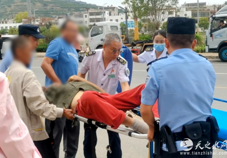 【陽光下的守護(hù)】小區(qū)門口突發(fā)狀況，民警救助超暖心