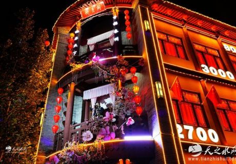 雨丝难凉热情！天水秦州衔月阁国庆专场雨中上演“火热”狂欢（图）