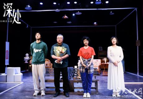 泪浸小柯剧场！10.25小柯《深处》首演封神，空椅独唱戳中全场心事