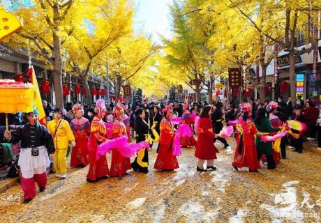 古韵秦州小曲轮番上演 黄金大道变身露天剧场