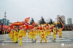 34条金龙舞动龙城 天水首届舞龙舞狮大会燃情上演！（高清组图）