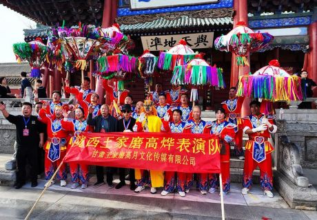  陇西王家磨高烨表演队走进天水伏羲庙 民间艺术为千年古庙添活力