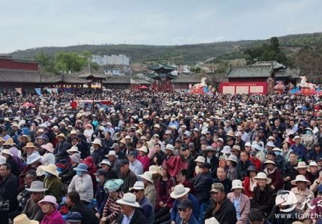 穿尿不濕、夜宿廣場、跨省追戲……天水這群“超級戲迷”火了！