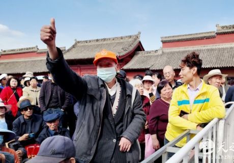 甘肅天水：伏羲廣場唱響秦腔大戲 七旬老人沉浸式看戲成“最美指揮”